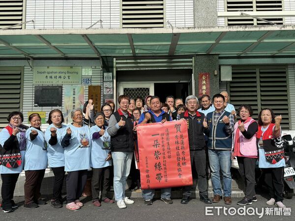 ▲▼花蓮縣府社會處特地前往秀林社區張貼紅榜，代表縣長徐榛蔚表達祝賀。（圖／花蓮縣政府提供，下同）