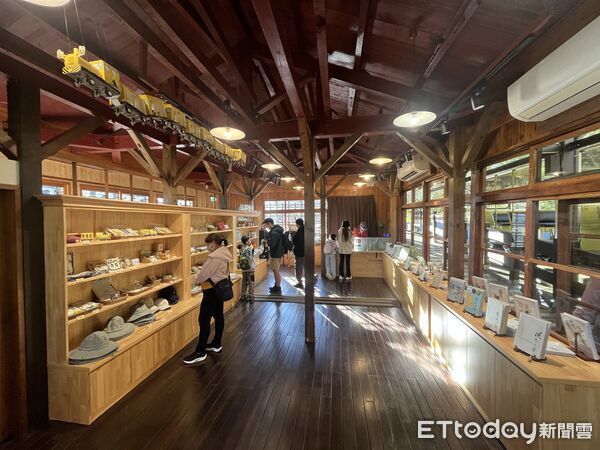 ▲▼太平山遊樂區工作團隊僅15人，因為人少，每個人都至少有肩負三項工作。圖為文創商品販售區。（圖／記者許敏溶攝）