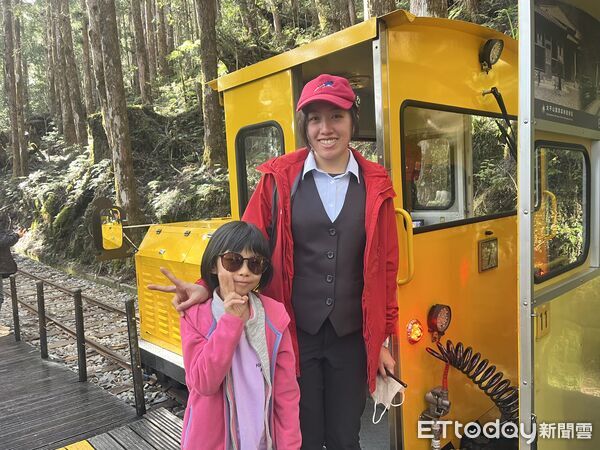 ▲▼蔡張毓心（圖右）是太平山蹦蹦車的少數女性駕駛，也引發不少遊客好奇。（圖／記者許敏溶攝）