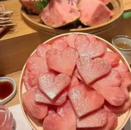 ▲▼「粉色鳳梨」在陸爆紅。（圖／翻攝自微博）