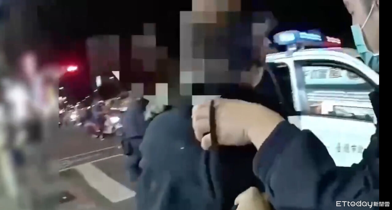 背包一翻全露餡!男藏毒還想搶證物 下秒遭警壓制在地