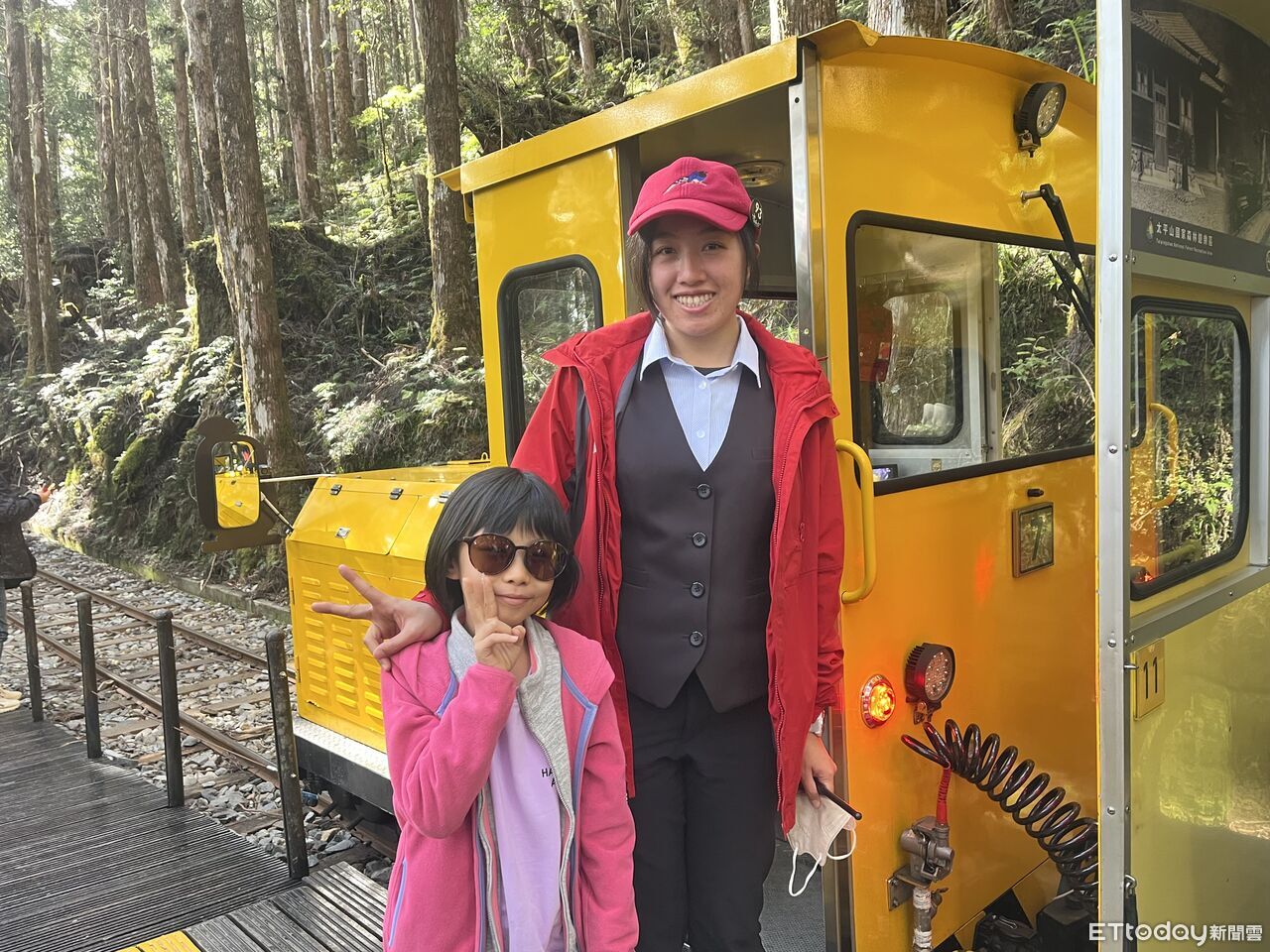 太平山蹦蹦車女駕駛吸遊客合照 不畏粗重工作「只怕冬天太冷」