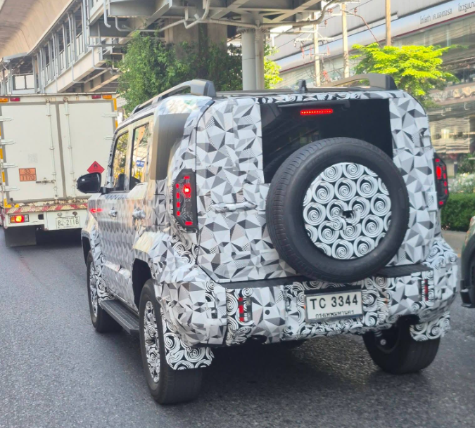 ▲TOYOTA Land Cruiser FJ於泰國上路被捕獲。（圖／翻攝自Facebook@Motor Thailand）