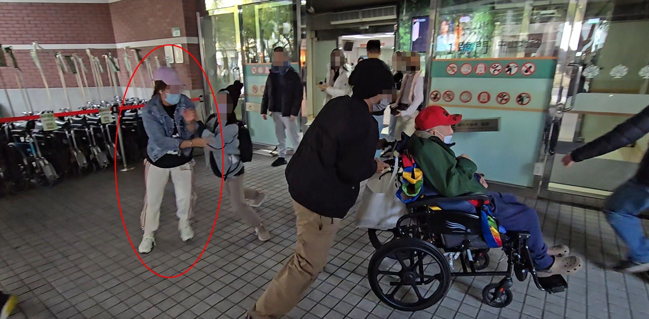 ▲▼馬偕醫院上演搶102歲人瑞的戲碼，新聘的外籍看護（紅圈）懷孕也被推擠。（圖／民眾提供）