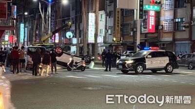 快訊／高雄傳驚悚拒檢自撞翻車　害騎士慘摔倒地