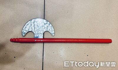 當街起乩？板橋男車上玩「月斧」嚇到路人報警　社維法送辦