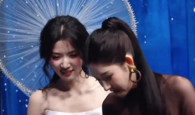 微博之夜／女星頭戴「50cm菩薩光圈盤」闖禍！　隔壁美女同事慘遭撞擊