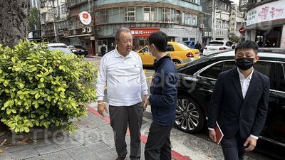 10億股權「沒賣卻過戶」　台玻總裁上被告席：我沒有犯罪