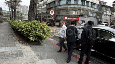 快訊／台玻總裁涉10億股權不實轉讓　林伯實搭賓利現身出庭面對