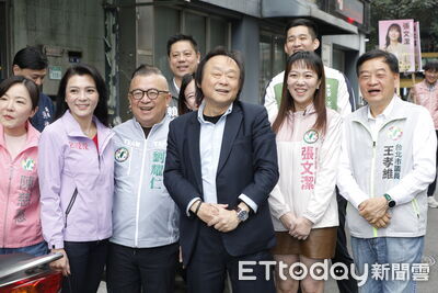 陪多位小雞登記初選「有意當母雞?」 王世堅喊不敢:我是雄性