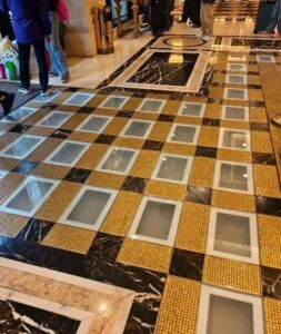 連夜拆光78塊「黃金地磚」　澳門酒店大賺3.5億元！