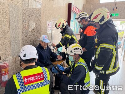 金門大樓電梯故障！80歲重聽翁「人車受困」　半小時後獲救