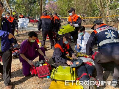 舞台崩塌慘叫聲四起「原來是演習」　高市消演練斷肢出血超逼真