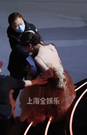 ▲微博之夜女星接連摔倒。（圖／翻攝自微博）