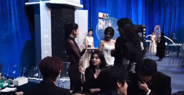 ▲盧昱曉頭飾不小心撞到王玉雯。(圖/翻攝自微博)