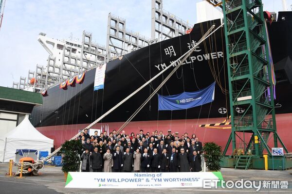 ▲陽明海運新添生力軍1.55萬箱級LNG雙燃料全貨櫃輪命名典禮大合照。（圖／陽明提供）