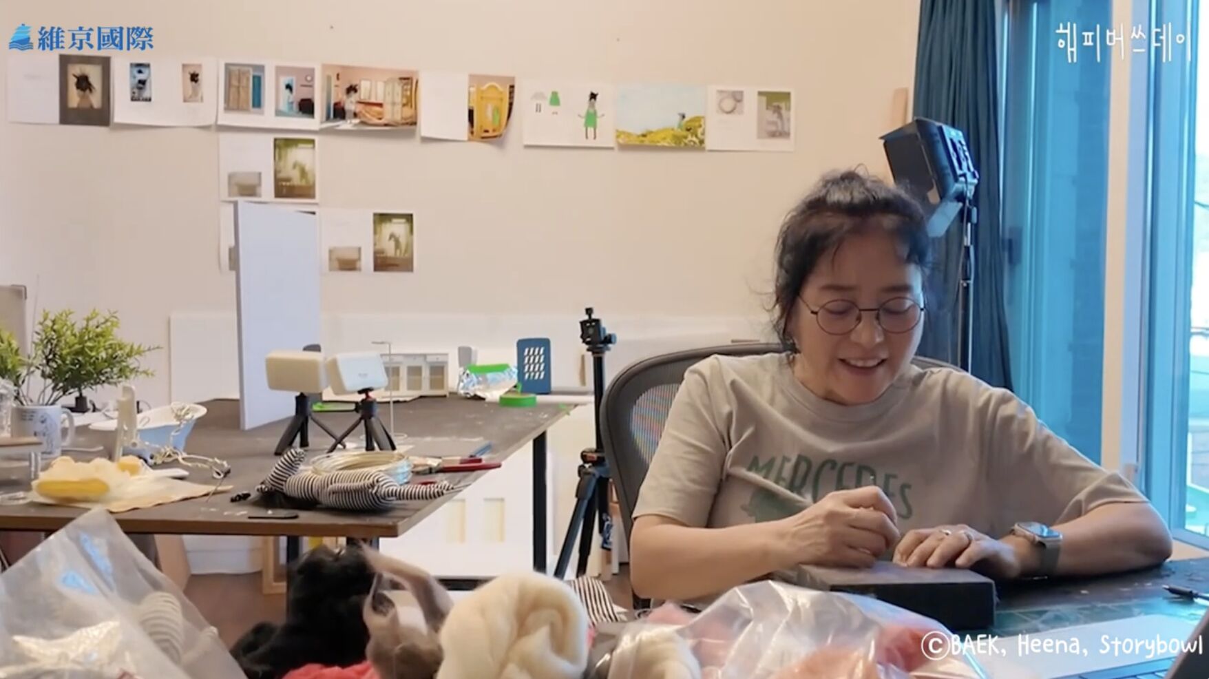 ▲▼白希那（백희나）是韓國知名的繪本作家，她不只用畫筆在畫紙上創作，還常常透過製作立體人偶、搭建場景，結合攝影等，多種媒材的獨特風格而聞名，被譽為掀開韓國圖畫書新篇章的創作者之一。（圖／翻攝自YouTube「維京國際」影片）