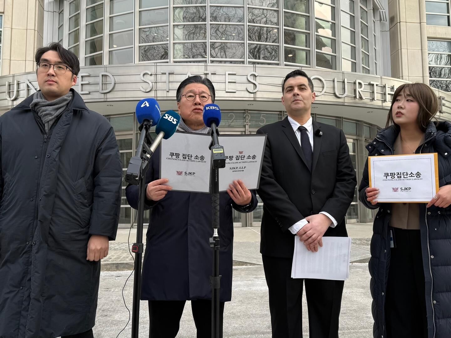 ▲▼針對酷澎會員個資外洩事件，南韓大倫律師事務所經營代表金國一於當地時間6日在美國紐約東區聯邦法院前召開集體訴訟記者會。（圖／達志影像／newscom）