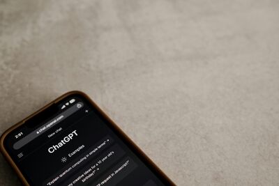 惹怒朋友靠AI救場？實測揭露：ChatGPT最會寫道歉信！