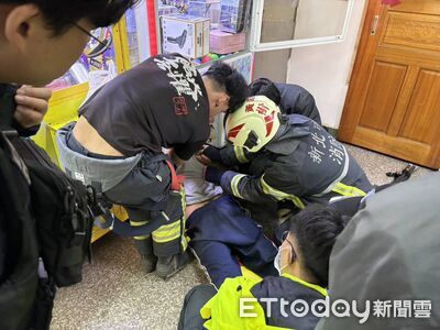 太想唱歌卻出事！笨賊偷娃娃機藍芽卡拉OK組　頭卡洞口遭活逮