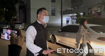 中榮2名醫交保現身！鄭文郁上車快閃...楊孟寅躲媒體跑回地檢署