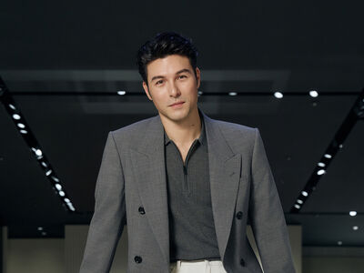 鳳小岳超寵妻新年紅包「無限位數」　用Emporio Armani紳士穿搭營造儀式感