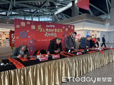 昇恆昌金門新國門揮毫送春聯　疑似縣府員工上班時段排隊惹議