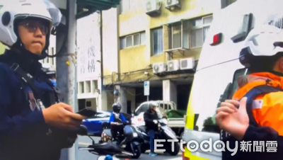 北市街頭裸女逛街！車輛等紅燈「被爬上車頂」　車主嚇到不敢動