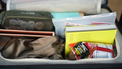 開箱立委國會外交行李箱必備品！　肌肉鬆弛神器與這款台灣味不能少