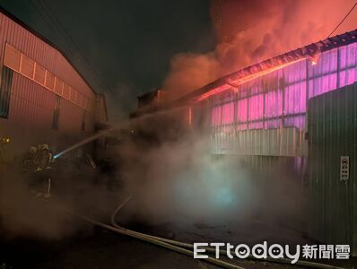 中壢家具廠凌晨大火！百名消防救援　路人曝煙大到看不見路