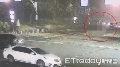 驚悚23秒！男突倒臥高雄交流道匝道口　遭3車輾斃