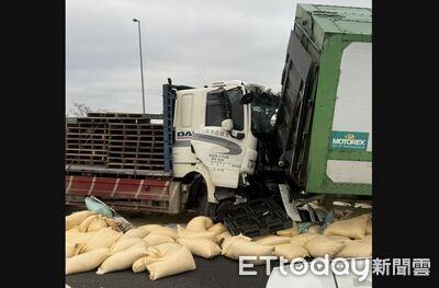 快訊／國3大甲路段大貨車追撞！飼料袋灑滿路面　後方回堵