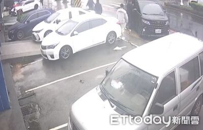 為討債！2廂型車「夾殺」自小客擄走1家3口　警1小時救人逮9匪