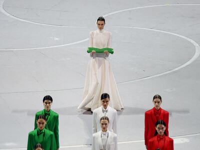 2026冬奧開幕最美亮點！李奧納多超模女友持旗現身「神顏」驚豔全球