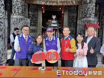 台南安平觀音亭馬年迎新春揮毫送春聯　廟埕人潮擠爆年味濃