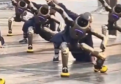 影／太魔幻！機器人大軍與少林學員「集體」練武