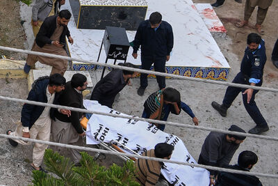 血洗清真寺！巴基斯坦自殺炸彈攻擊31死196傷　ISIS宣稱犯案