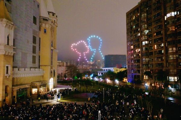 ▲台茂無人機群飛秀,超人力霸王傑洛見面會,極限飛人特技秀。（圖／業者提供）