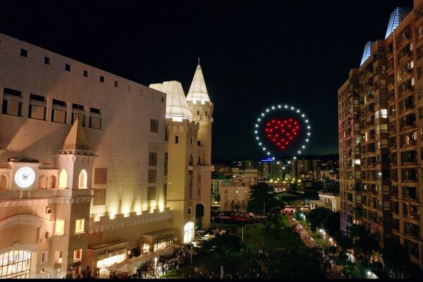 ▲台茂無人機群飛秀,超人力霸王傑洛見面會,極限飛人特技秀。（圖／業者提供）