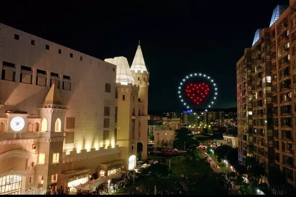 ▲台茂無人機群飛秀,超人力霸王傑洛見面會,極限飛人特技秀。（圖／業者提供）