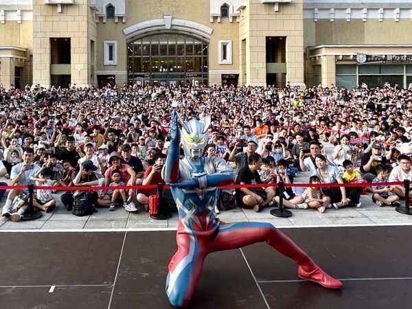 ▲台茂無人機群飛秀,超人力霸王傑洛見面會,極限飛人特技秀。（圖／業者提供）