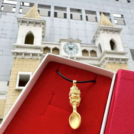 ▲白沙屯媽祖授權聯名黃金金湯匙,陳日昇魔術秀。（圖／台茂購物中心提供）