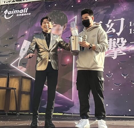 ▲白沙屯媽祖授權聯名黃金金湯匙,陳日昇魔術秀。（圖／台茂購物中心提供）