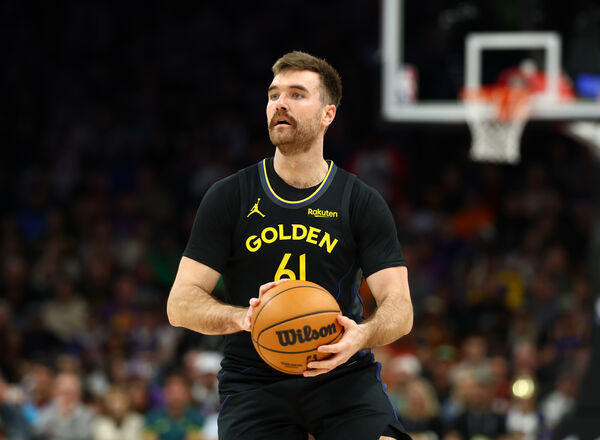 ▲斯賓塞砍進6顆三分球進帳20分，幫助勇士完成逆轉勝。（圖／路透）