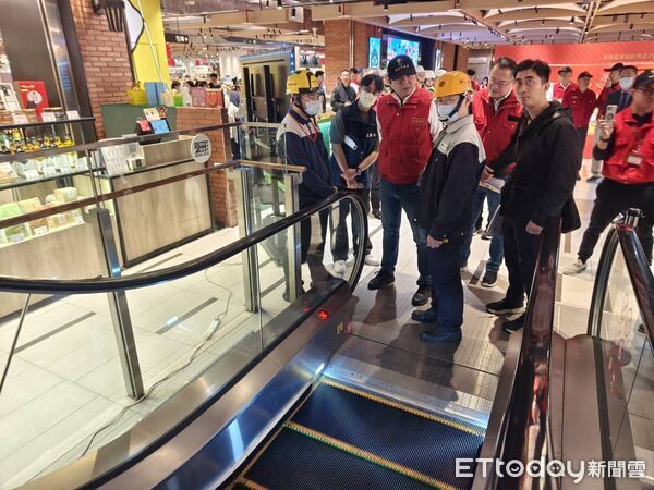 ▲▼新北市副市長朱惕之帶隊突襲檢查新店裕隆城公安食安。（圖／記者陸運陞翻攝）