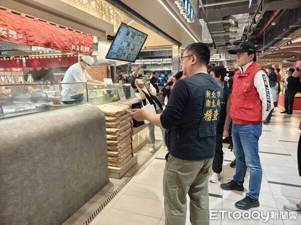 ▲▼新北市副市長朱惕之帶隊突襲檢查新店裕隆城公安食安。（圖／記者陸運陞翻攝）