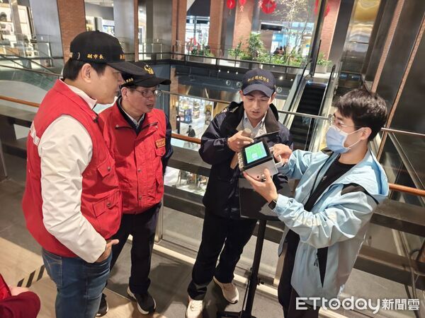 ▲▼新北市副市長朱惕之帶隊突襲檢查新店裕隆城公安食安。（圖／記者陸運陞翻攝）