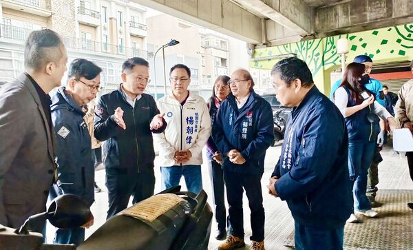 ▲桃園市副市長蘇俊賓日前會同環保局、交通局與區公所人員會勘八德區高速公路橋下拖吊場停放廢棄車輛案。（圖／市府新聞處提供）