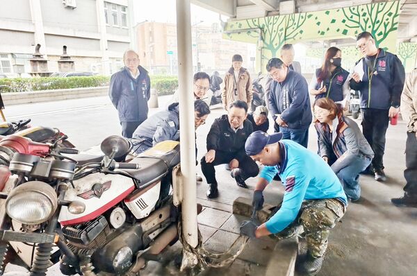 ▲桃園市副市長蘇俊賓會同環保局、交通局與區公所人員會勘八德區高速公路橋下拖吊場會勘。（圖／市府新聞處提供）