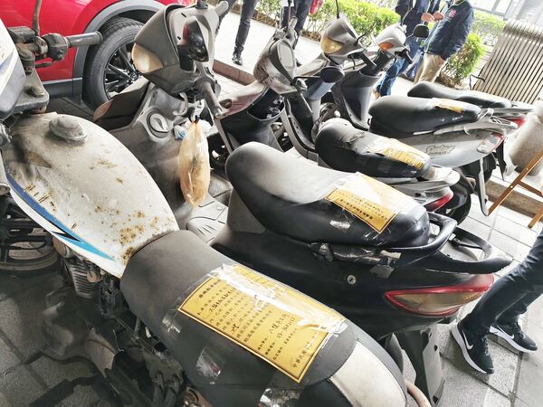 ▲八德區高速公路橋下拖吊場充斥大批廢棄車輛占用停車格。（圖／市府新聞處提供）